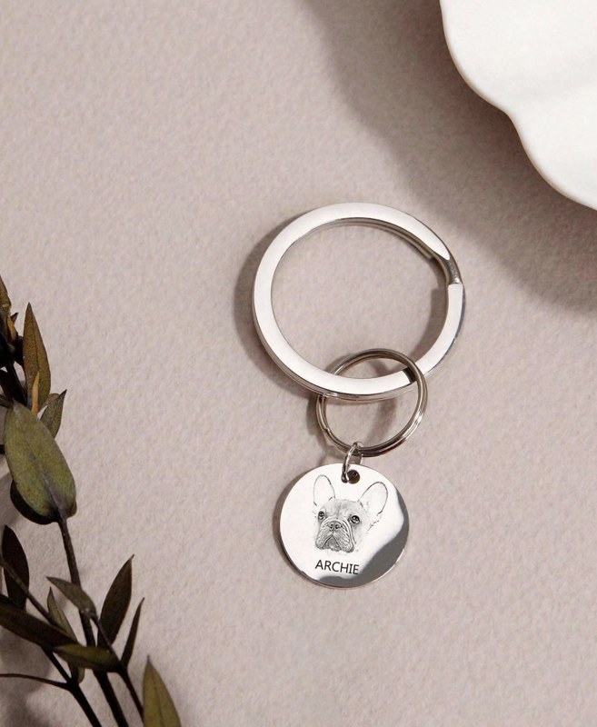 Thumbnail: Engraved silver pet portrait keychain 2